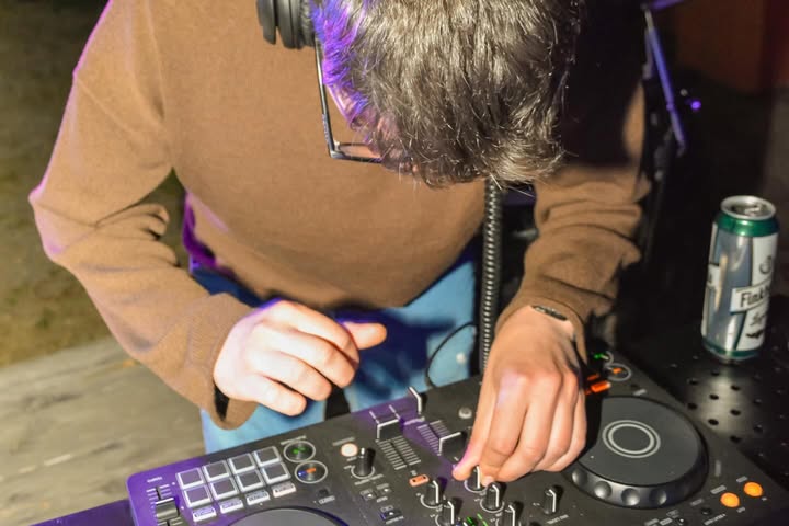 Orazio al mixer durante una festa